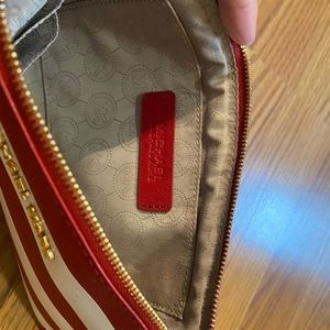 Very good condition! Looks modern and match to any colors